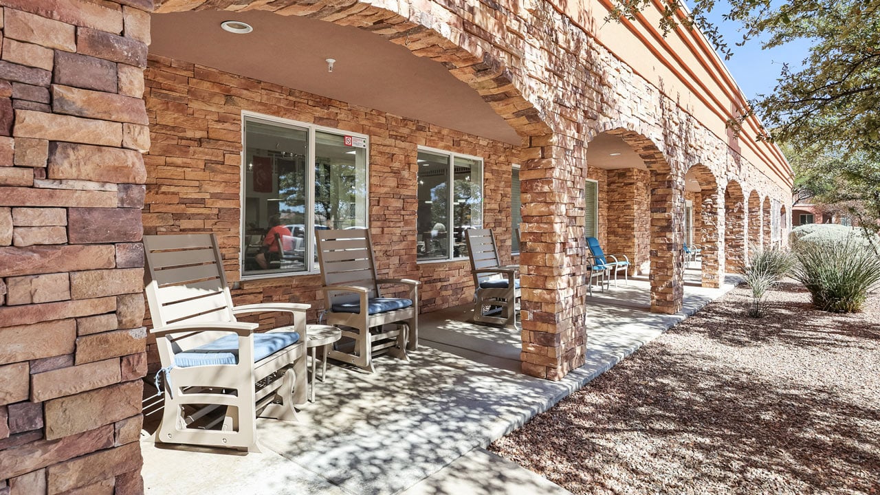 The outdoor patio at Mountain View Gardens