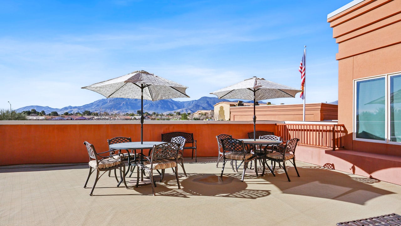 The outdoor patio at Mountain View Gardens